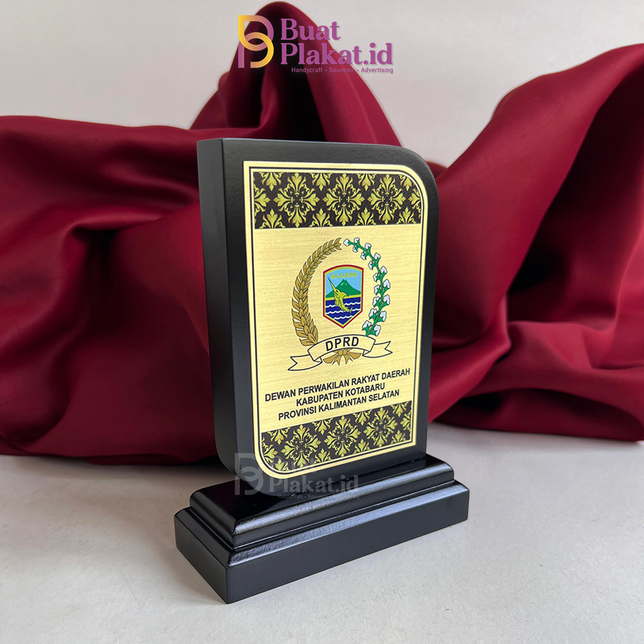 Plakat Kayu Kombinasi Kuningan DPRD Kotabaru Kalsel