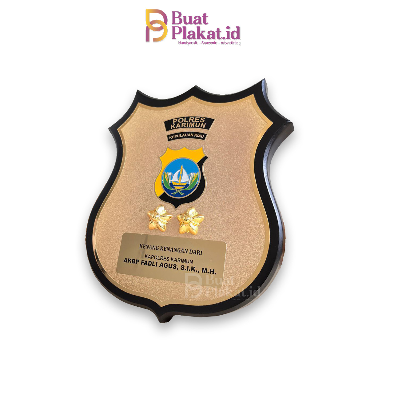 Plakat Kayu Kenang-Kenangan Kapolres Karimun