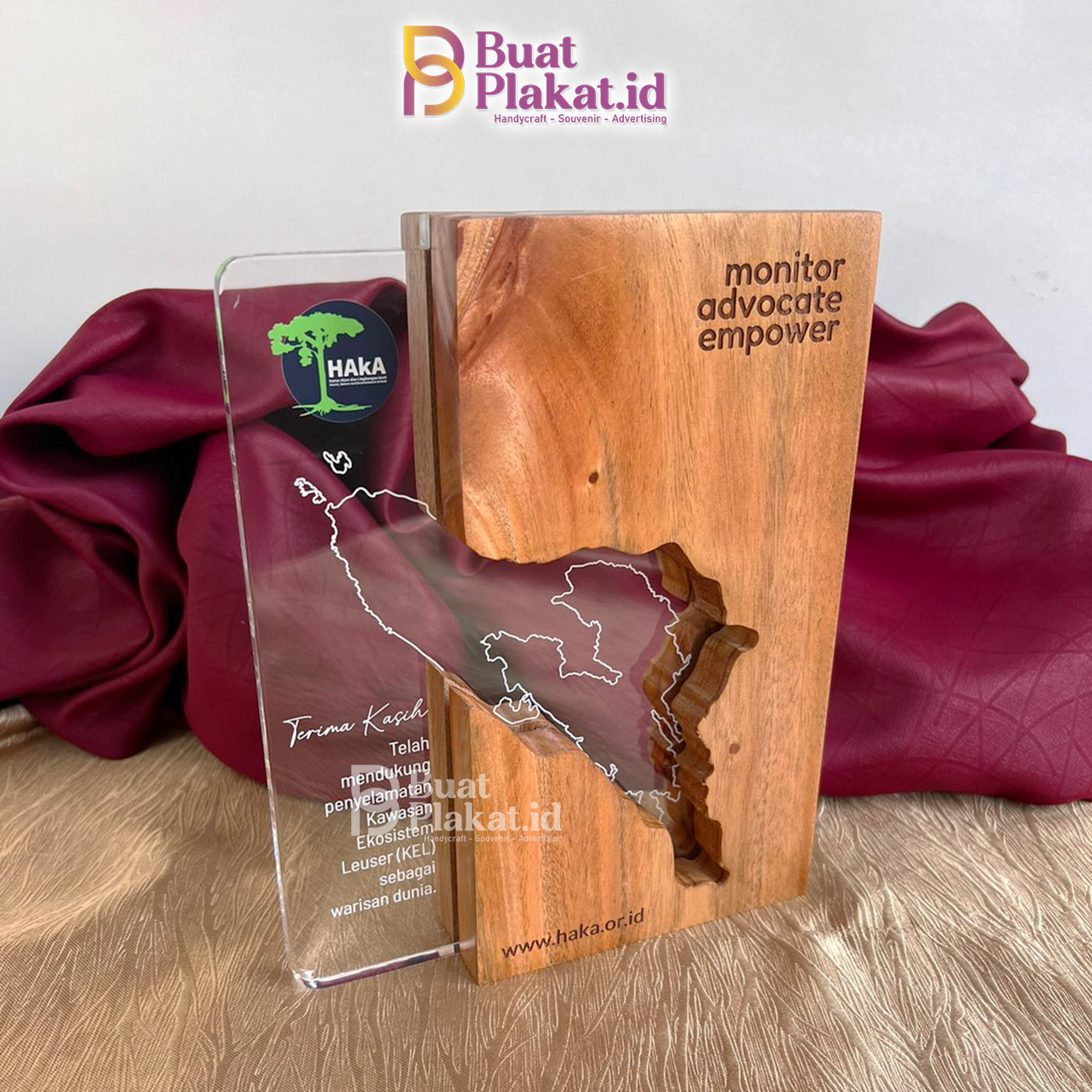 Plakat Akrilik Kombinasi Kayu Monitor Advocate Empower