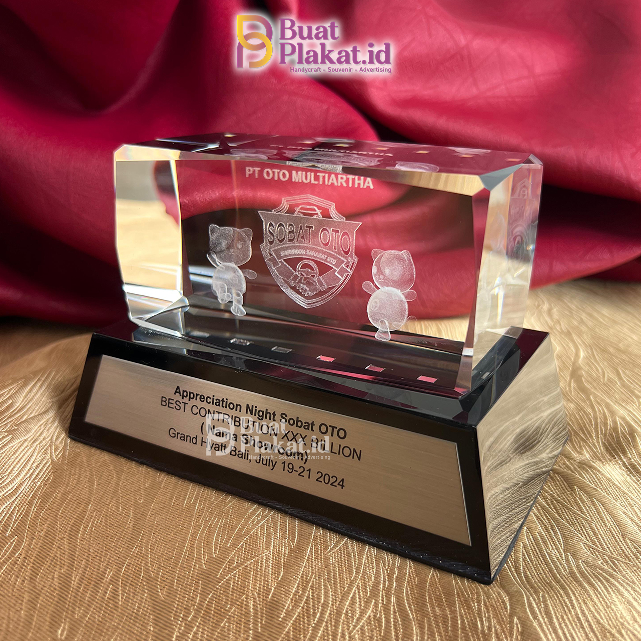 Plakat Kristal Penghargaan PT Oto Multiartha
