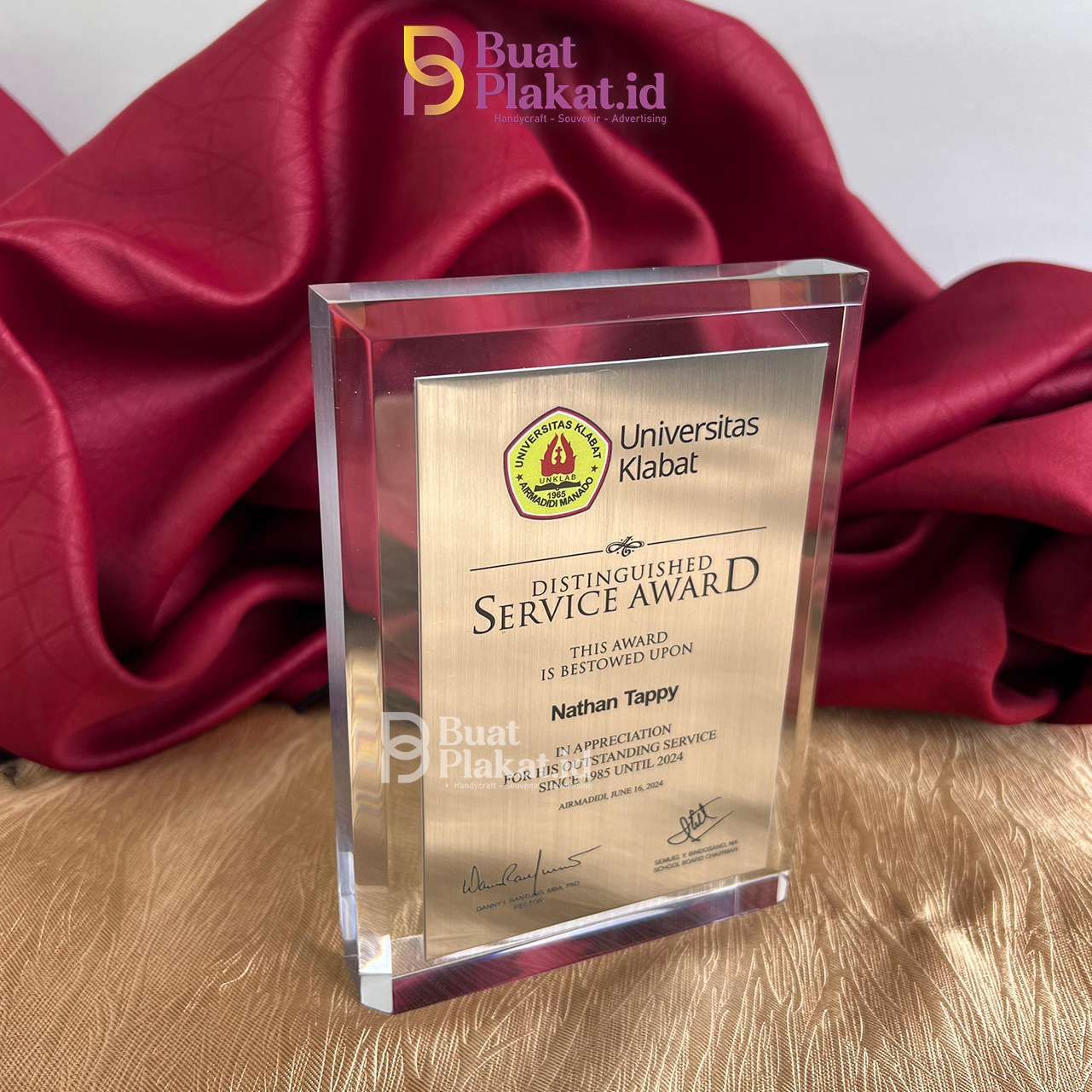 Plakat Kristal Service Award Universitas Klabat