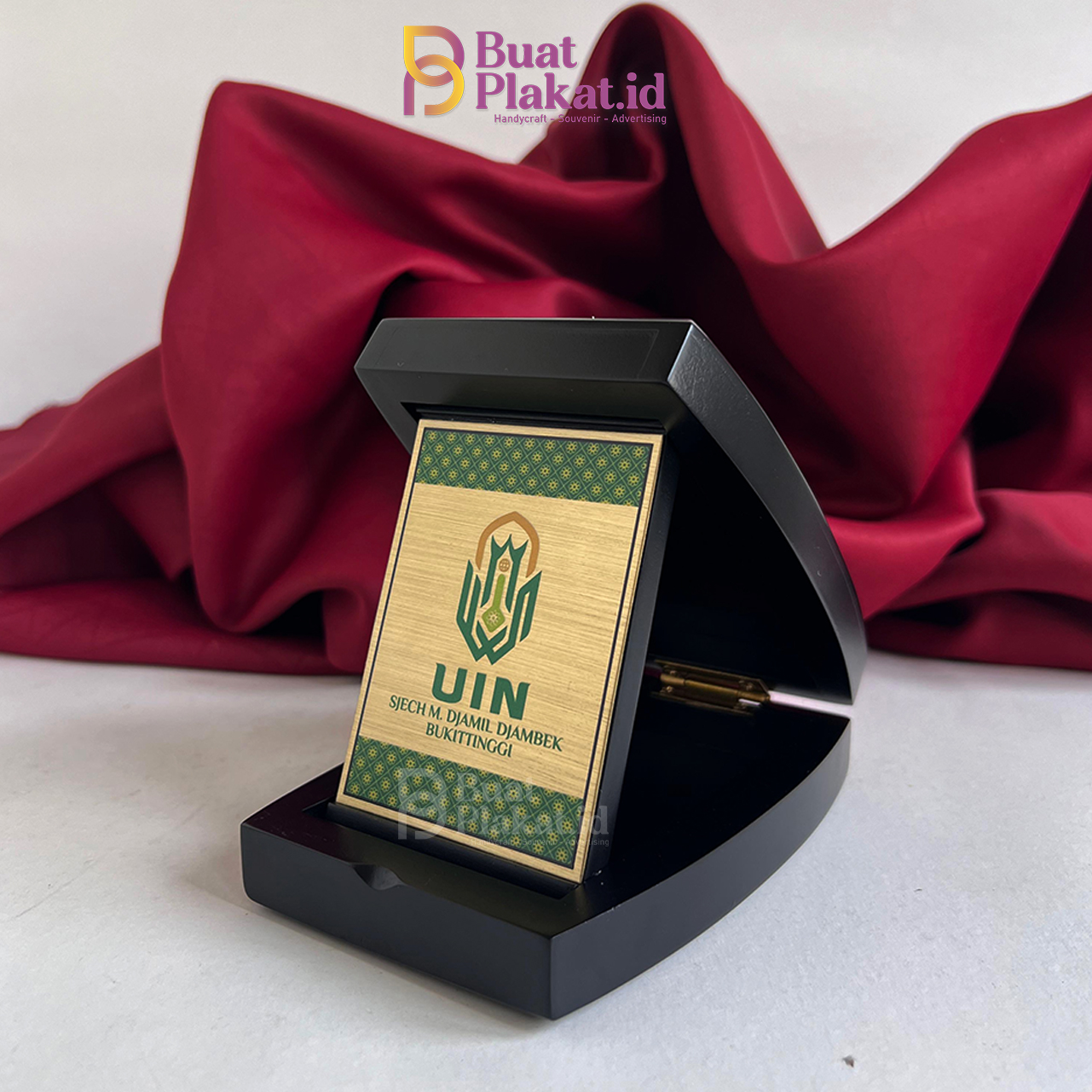 Plakat Kayu Kombinasi Kuningan UIN Bukittinggi