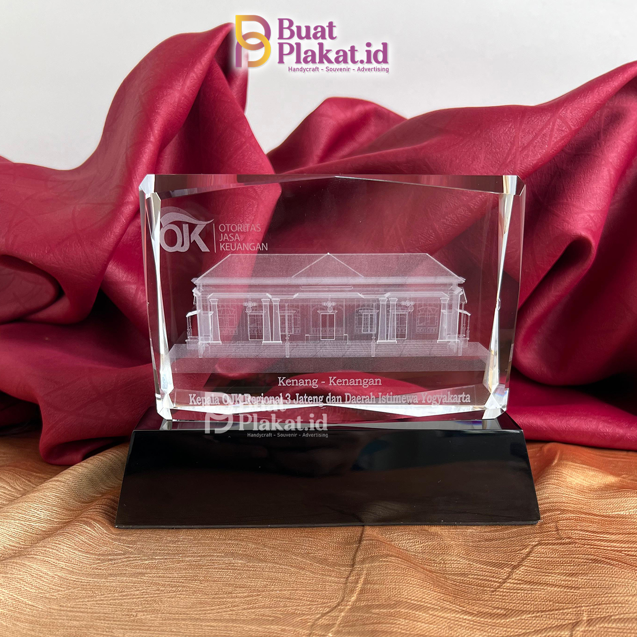Plakat Kristal Kenang-kenangan OJK 2024